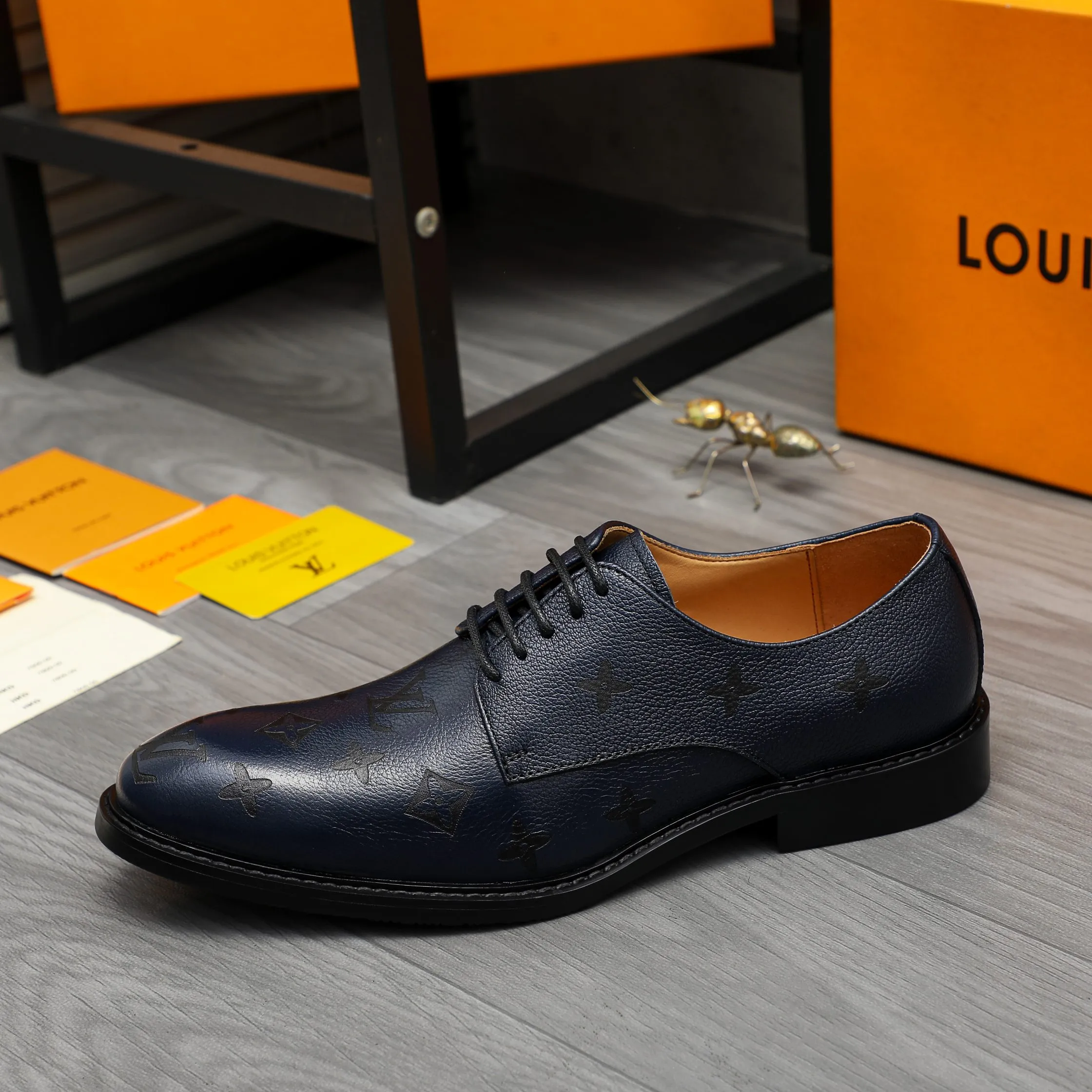 Men's shoes 💰p460 Product trademark: LV (Louis Vuitton) business lace-up formal leather shoes Regular size: 39-44 (38.45 custom-made, non-refundable) Product materials: Selected high-quality pebbled cowhide embossed upper, cowhide lining, original rubber outsole